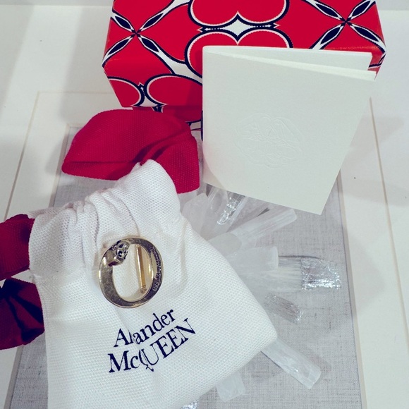 NEW Alexander McQueen Alphabet Skull Sneaker Charm in Gold “Letter O”. - Picture 2 of 7